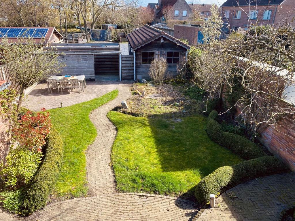 泽伊德赞德Zeehuis Zuidzande的享有灌木丛和房屋花园的空中景致