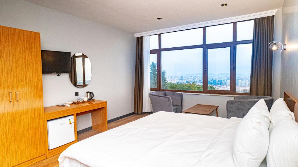 伊斯坦布尔ELİTE MARMARA BOSPHORUS & OTEL的酒店客房设有一张床和一个大窗户