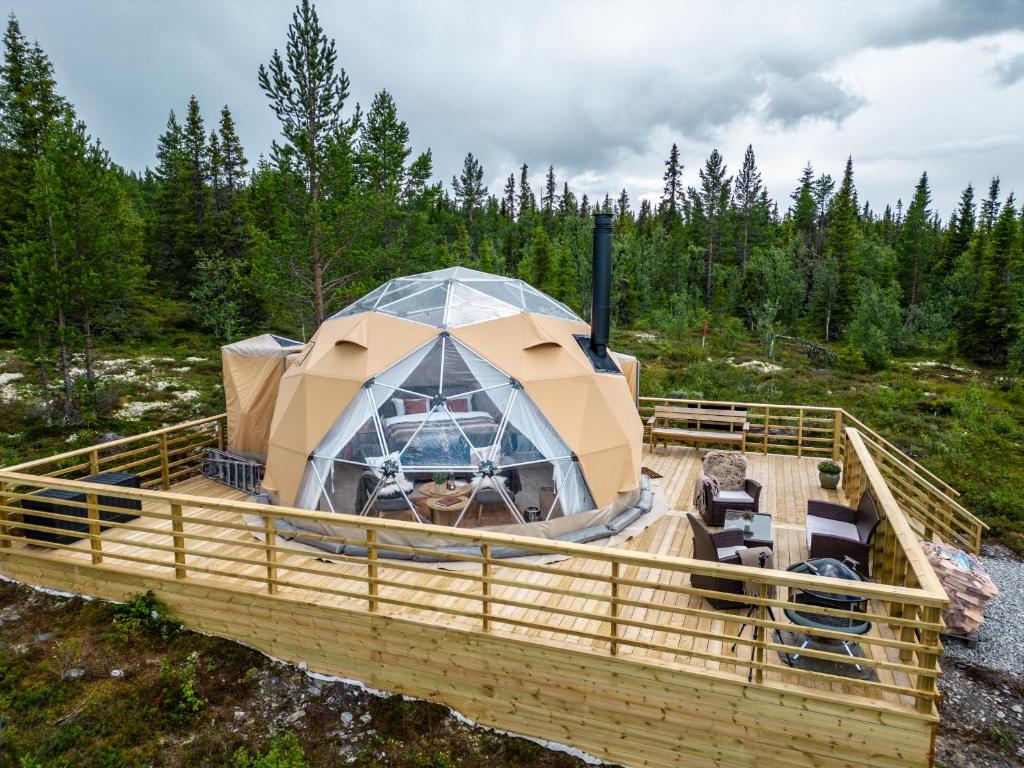 Sør-FronArctic Dome Gudbrandsdalen的木制甲板上的大型圆顶帐篷