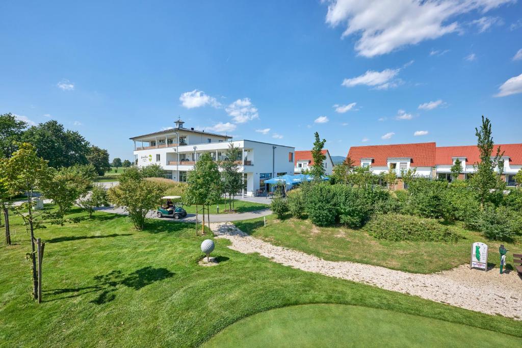KirchrothBachhof Resort Hotel的享有度假村高尔夫球场的景色