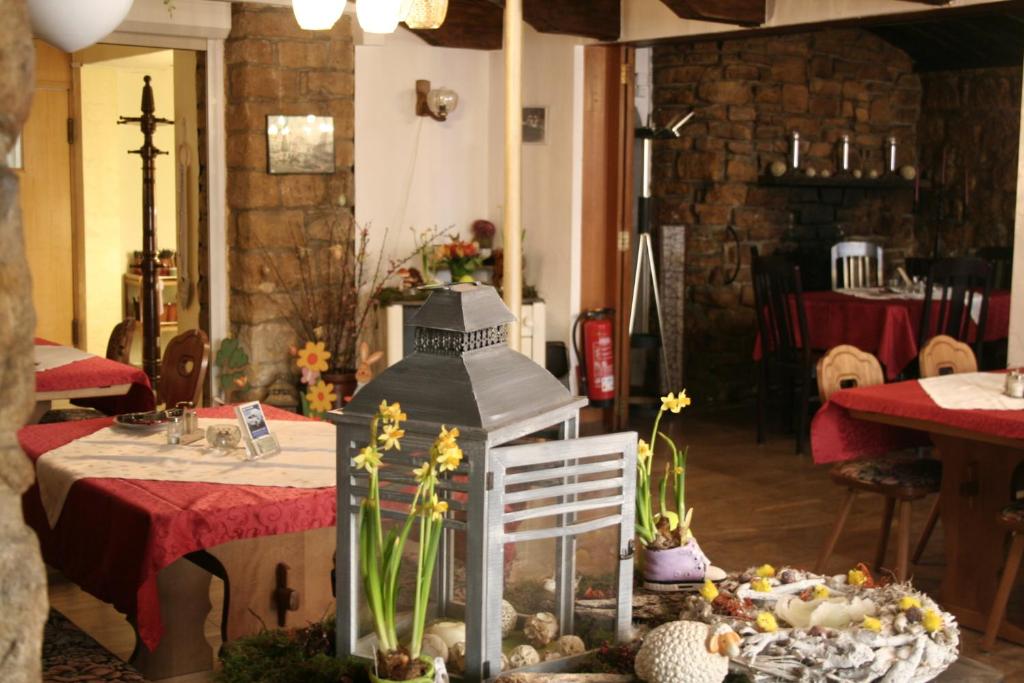 阿尔蔡阿尔蔡瑞比兰德加斯托酒店的一间设有桌子和桌子的房间
