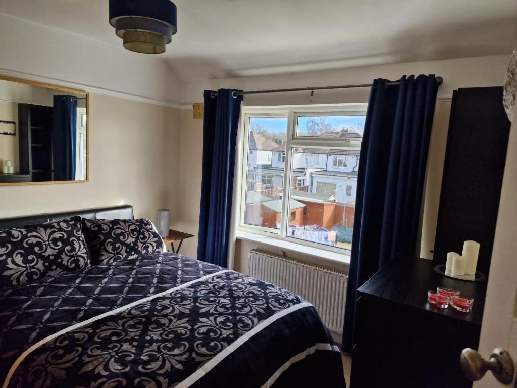 GarstonRoom in North Watford的一间卧室设有一张床和一个窗口