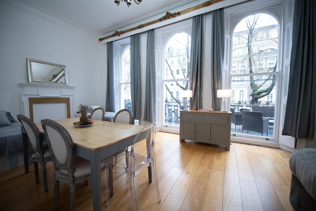 伦敦Harrods Flats的客厅设有餐桌和椅子