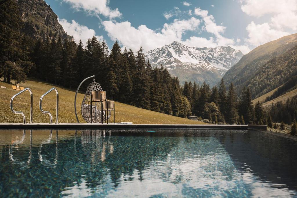 皮茨河谷圣莱昂哈德Alpine Resort Sportalm的一座山地游泳池