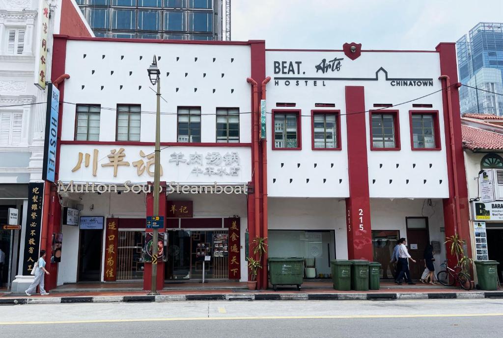 新加坡BEAT Arts Hostel at Chinatown的城市街道上的白色和红色建筑