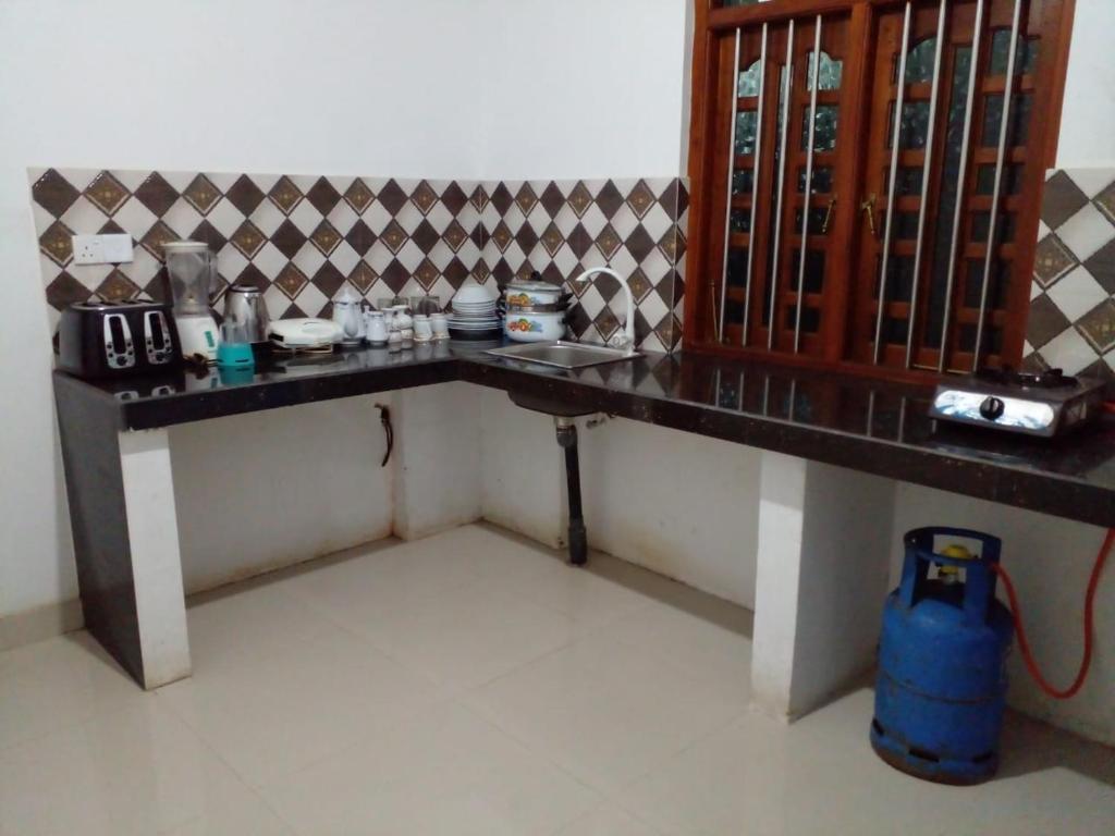 希克杜沃Minsara Villa的桌子,位于带台面的房间