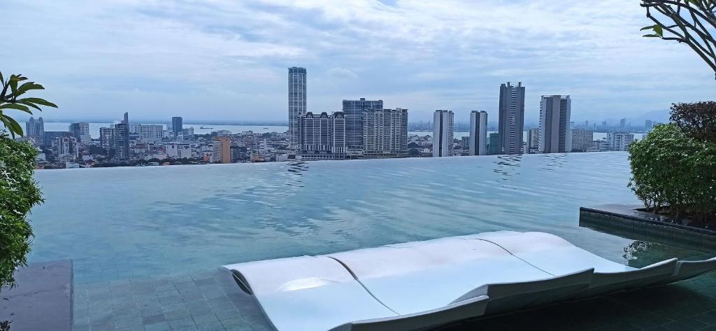 乔治市Beacon Executive Suites George Town Apartment Malaysia deals的市景游泳池