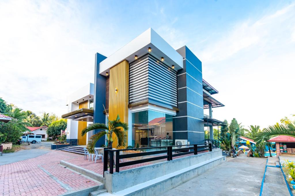 Magsaysay Hillside Resort powered by Cocotel的蓝色和黄色的现代房屋
