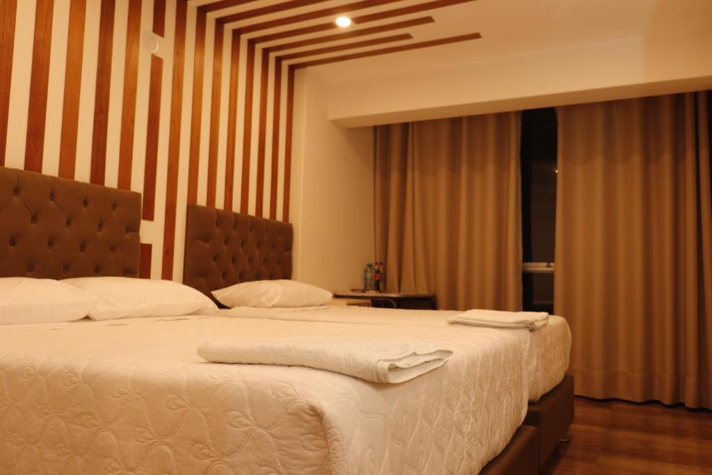 伊洛Hospedaje Arenas del Mar的一间卧室配有一张带白色床单的大床