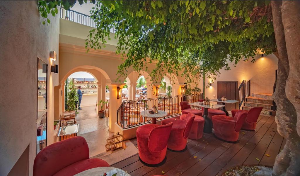 马贝拉La Fonda Heritage Hotel Luxury, Relais & Châteaux的大楼内一家餐厅,配有红色的桌椅