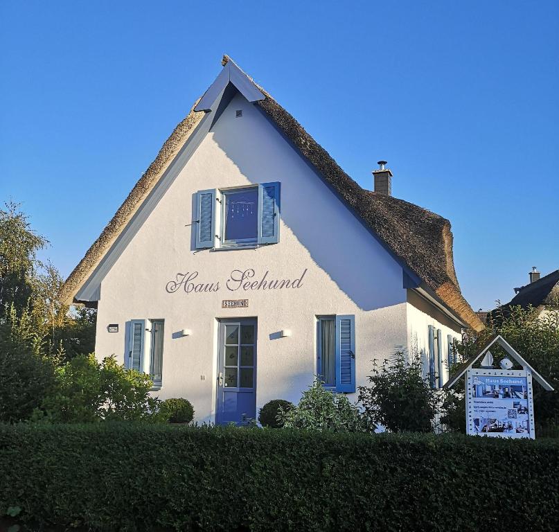 格洛韦Ferienhaus-Seehund的白色的茅草屋顶房屋