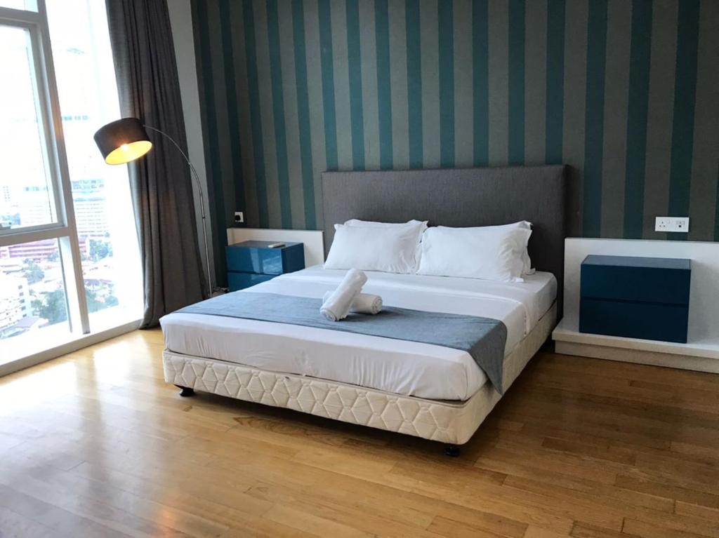 吉隆坡KLCC Ritz Residence Platinum的一间卧室设有一张大床和大窗户