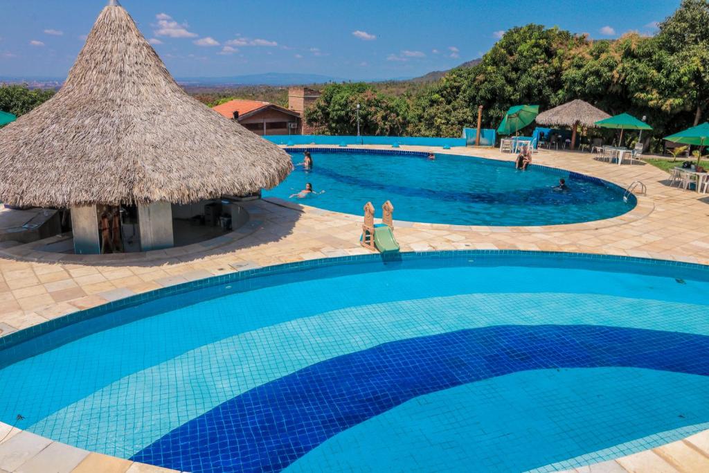克拉图Pasargada Hotel的享有度假村游泳池的顶部景致