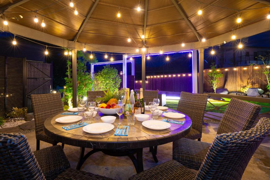 富士吉田市MIYABI Highland Terrace Villa B的天井配有桌椅和灯