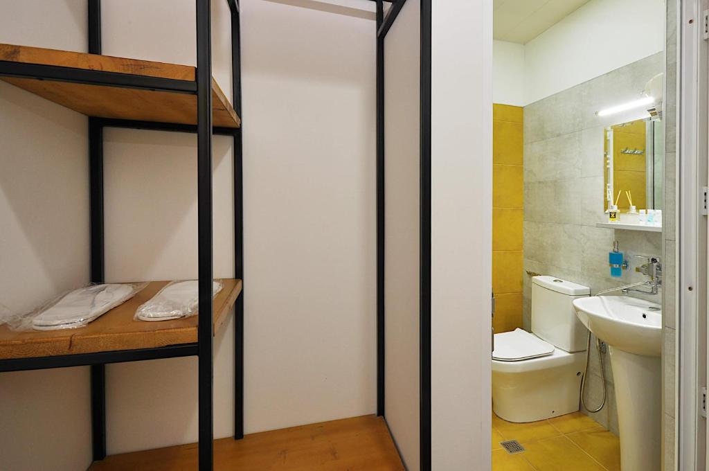 第比利斯Hotel Art Nikola Rooms的一间带双层床和卫生间的浴室