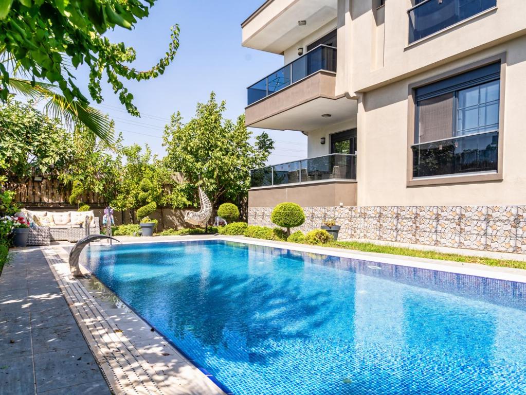 安塔利亚Lux Villa w Balcony Pool Sauna Garden in Antalya的房屋前的游泳池