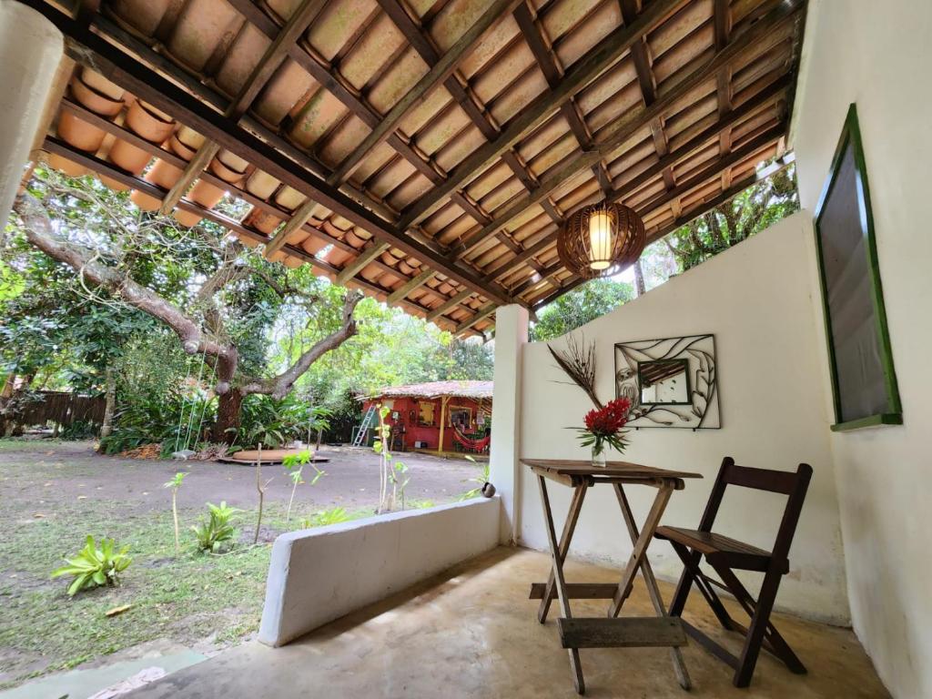 圣安德雷Pousada Vila Gaia的一个带桌子和木制天花板的庭院