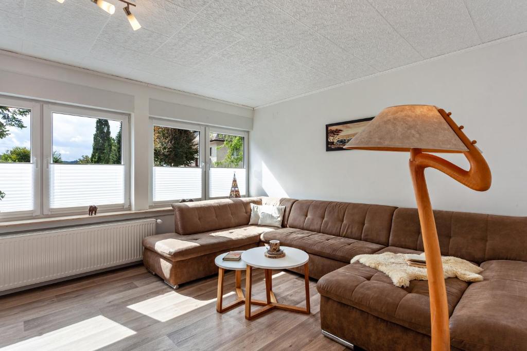 奥尔斯贝格Elim的客厅配有沙发和桌子