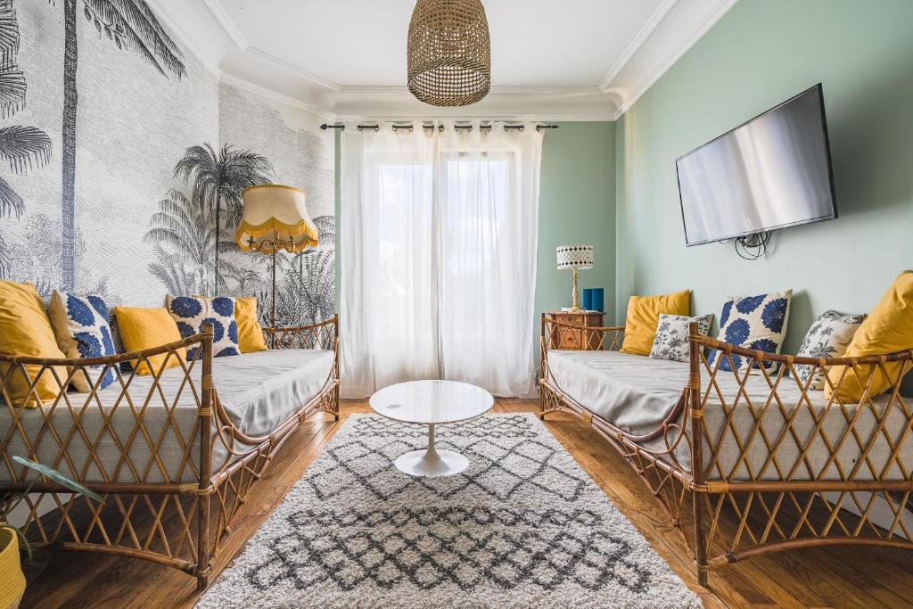 德拉韦伊luxury Villa Marie Emeraude Paris Orly Jacuzzi的客厅配有两张沙发和一台电视机