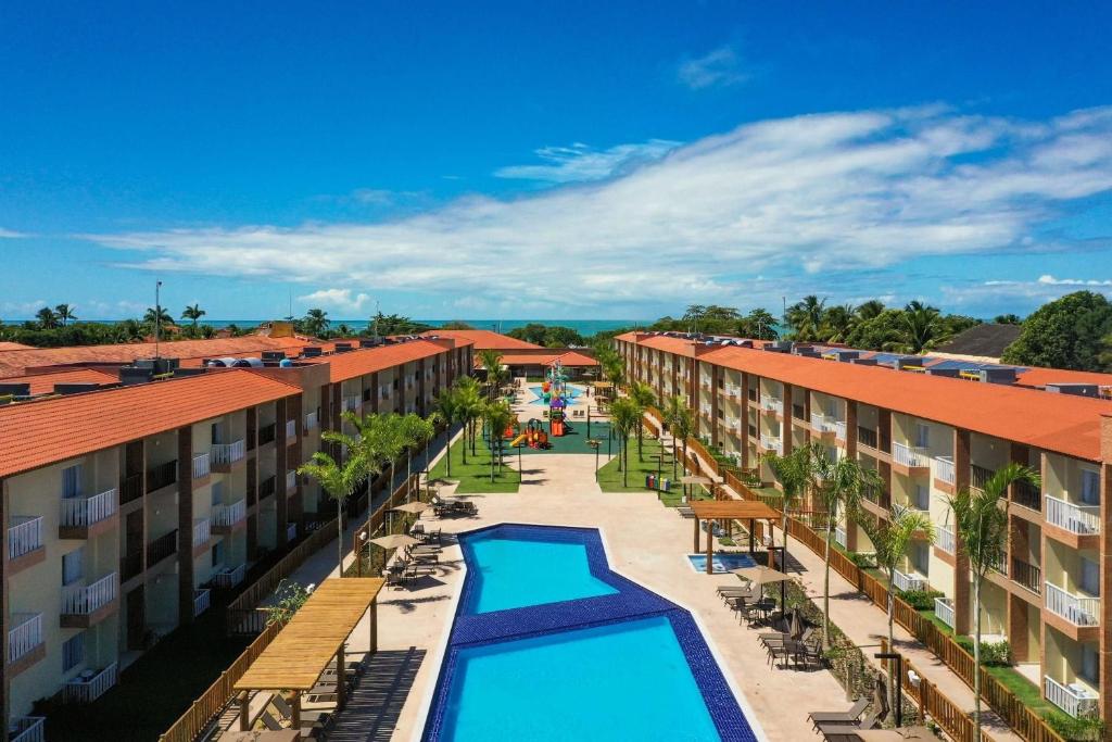 塞古罗港Ondas Praia Resort - MC的享有度假村庭院的空中景致,设有2个游泳池