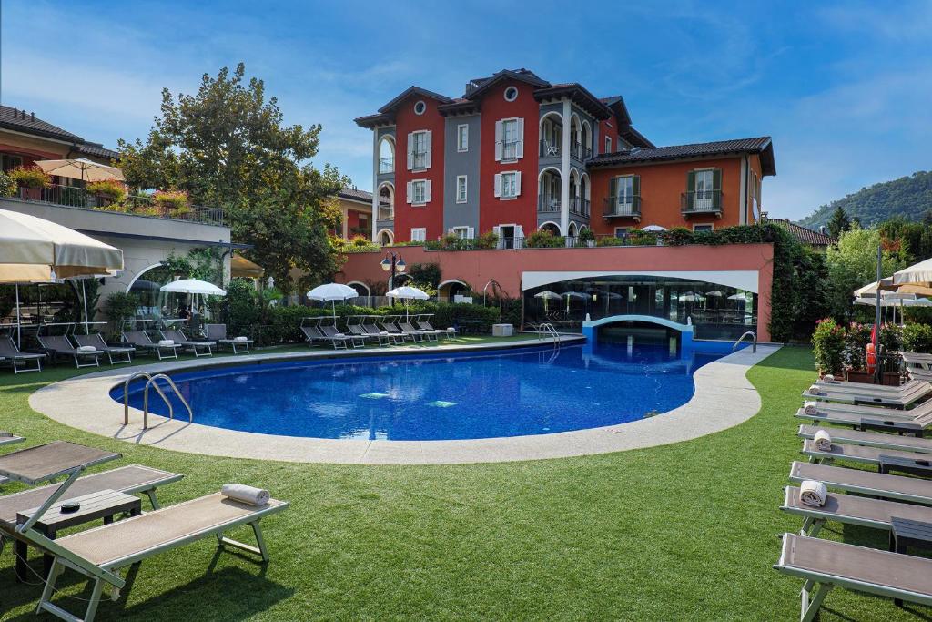 坎诺比奥Aquazzurra Resort & Aparthotel的一座在庭院里设有游泳池的酒店