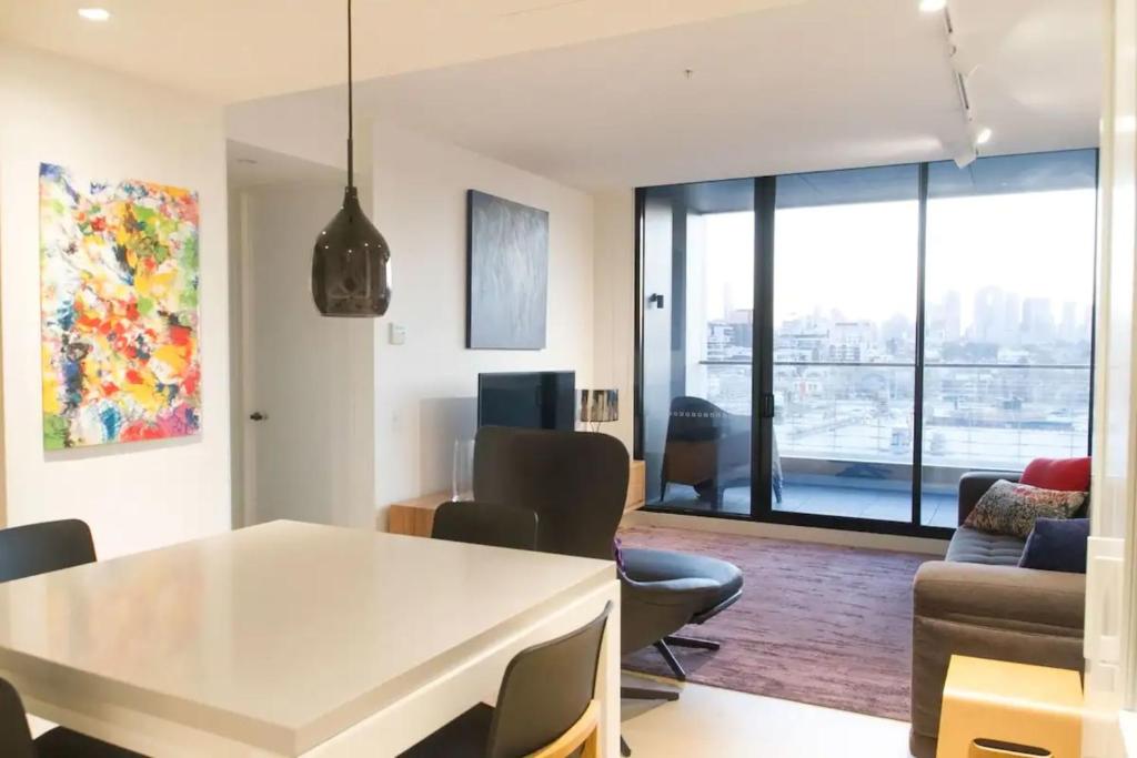 墨尔本Modern Spacious 2BD2Bath - Stunning City Views!的客厅配有白色的桌子和椅子