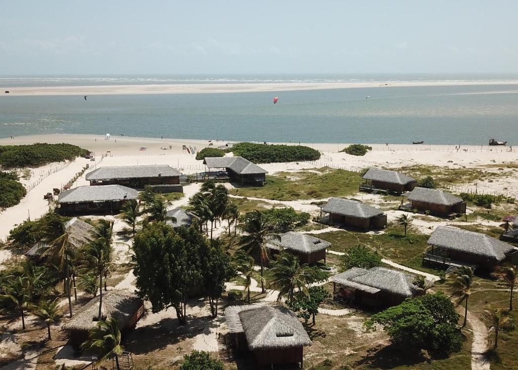 阿廷斯Vila Guará的小屋和海洋的海滩空中景致