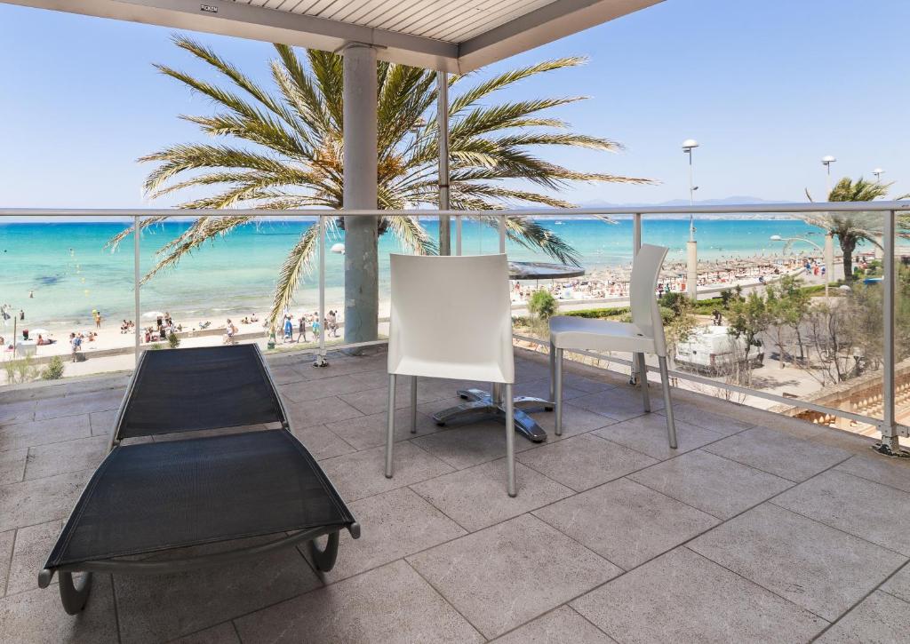 埃尔阿雷纳尔巴伊亚皇家酒店的享有海滩景致的天井