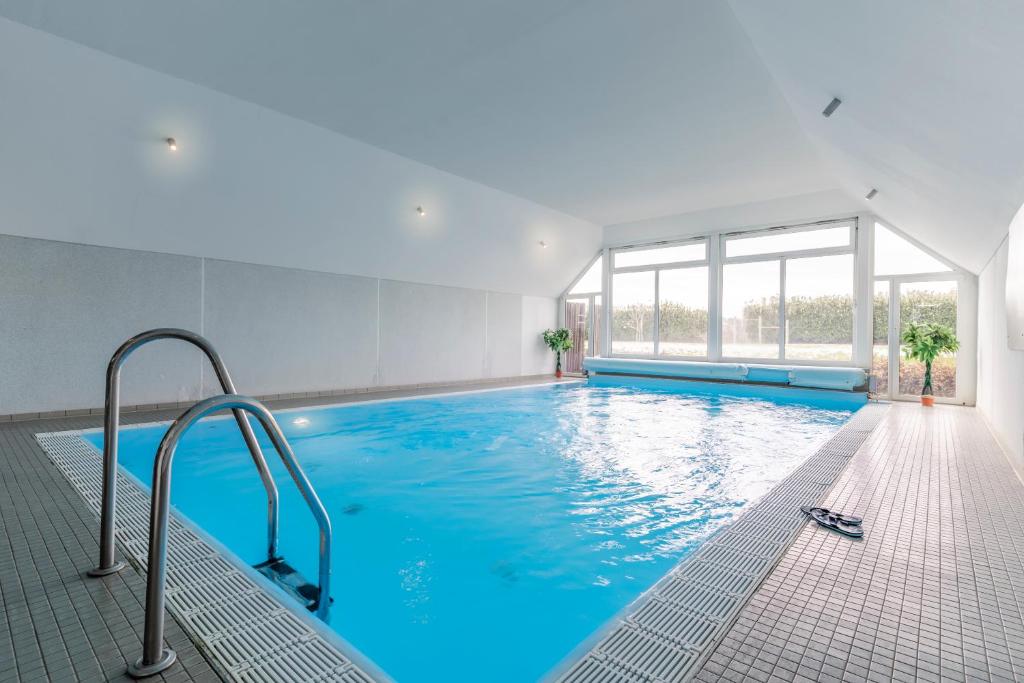 BarendorfDie Ostseeperle mit Pool 2的蓝色海水大型室内游泳池