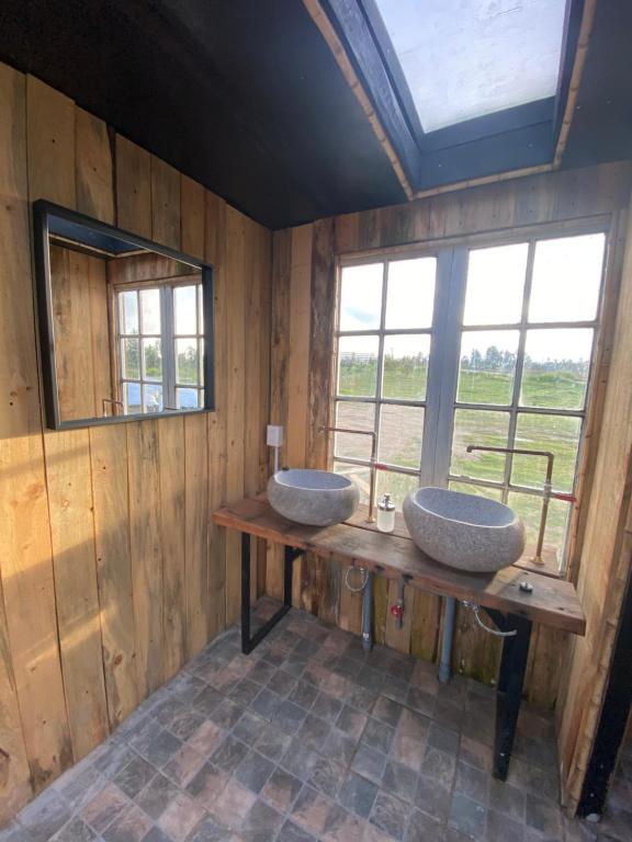 El RosarioLa Colmena Glamping的浴室设有木台上的两个盥洗盆