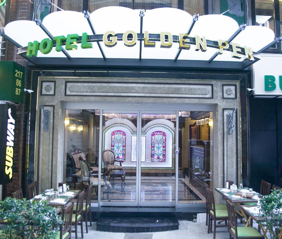 伊斯坦布尔金笔酒店的一间标有酒店虎读书标牌的餐厅