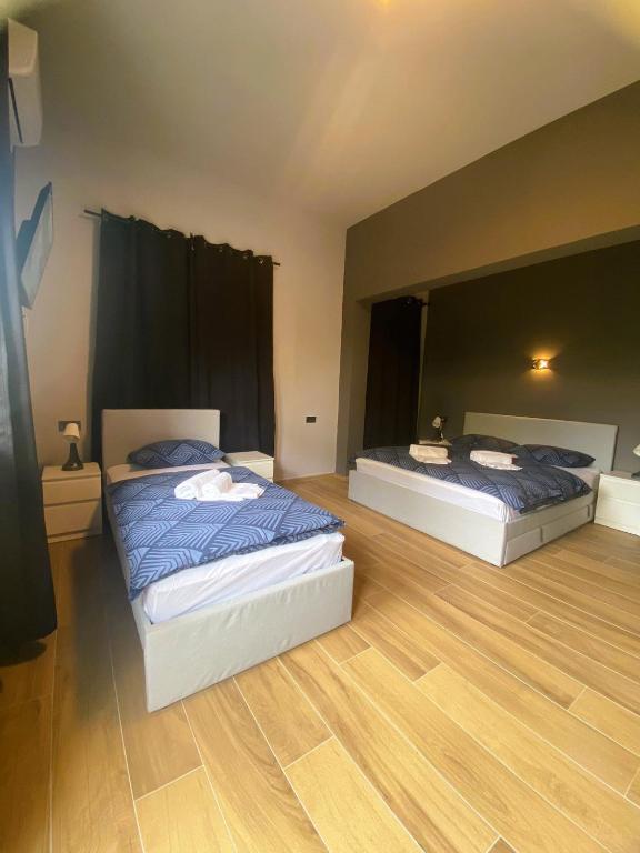 Velika MlakaRooms Matić 2的大客房铺有木地板,配有两张床。
