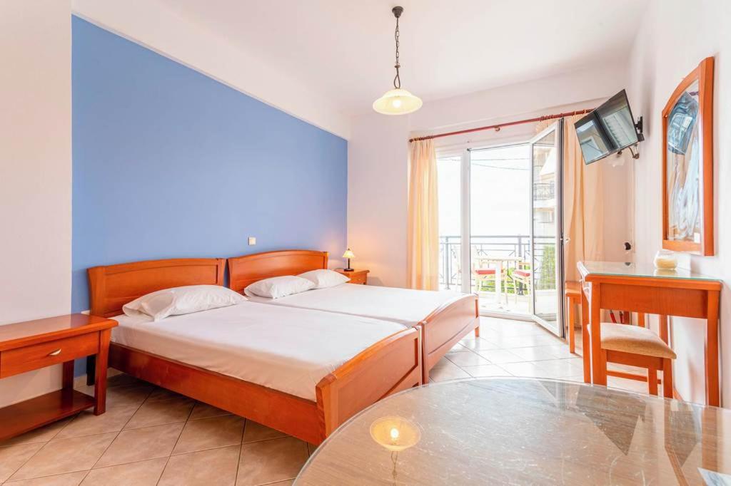 菲尼孔塔卡里斯提旅馆的一间卧室配有一张床和一张玻璃桌