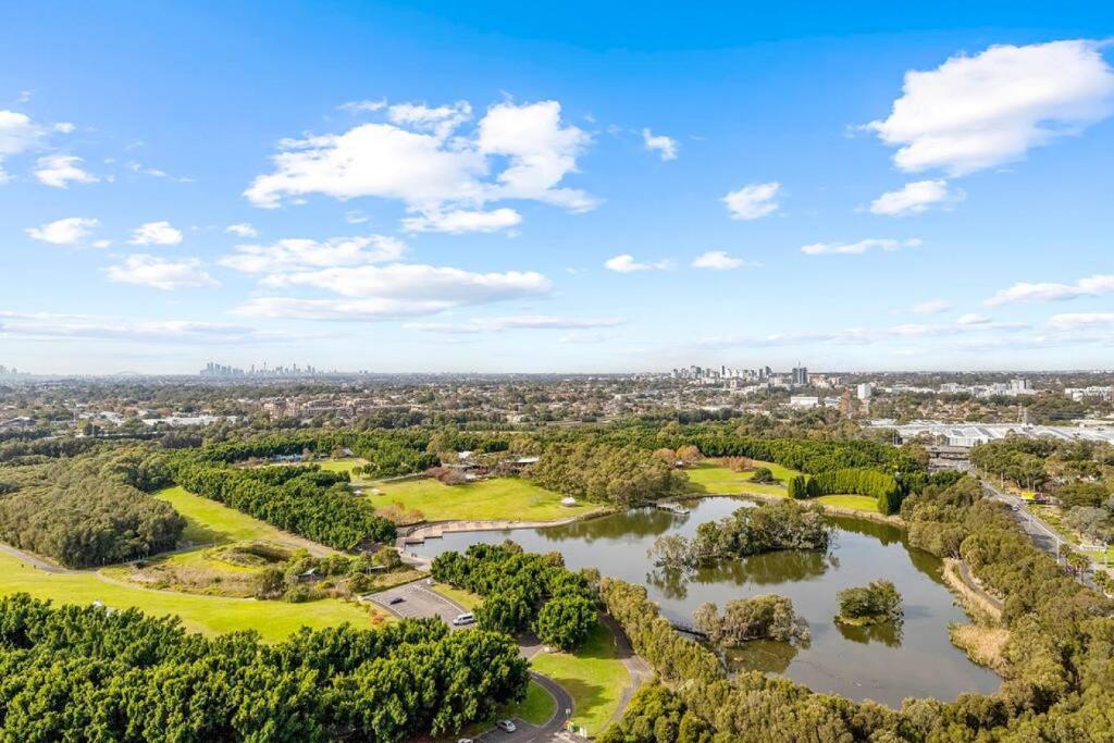 悉尼New Amazing Park City high level APT的享有公园的空中景致,公园内有河流和城市