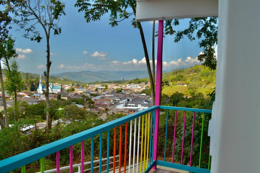 TrujilloCasa del Bosque的享有城镇美景的阳台
