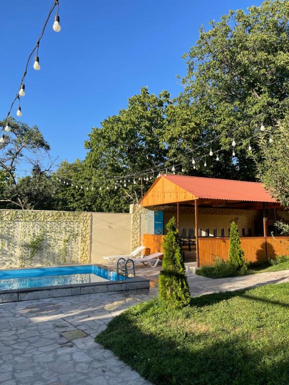 GarniHasy tun guest house in GARNI的庭院中带游泳池的房子