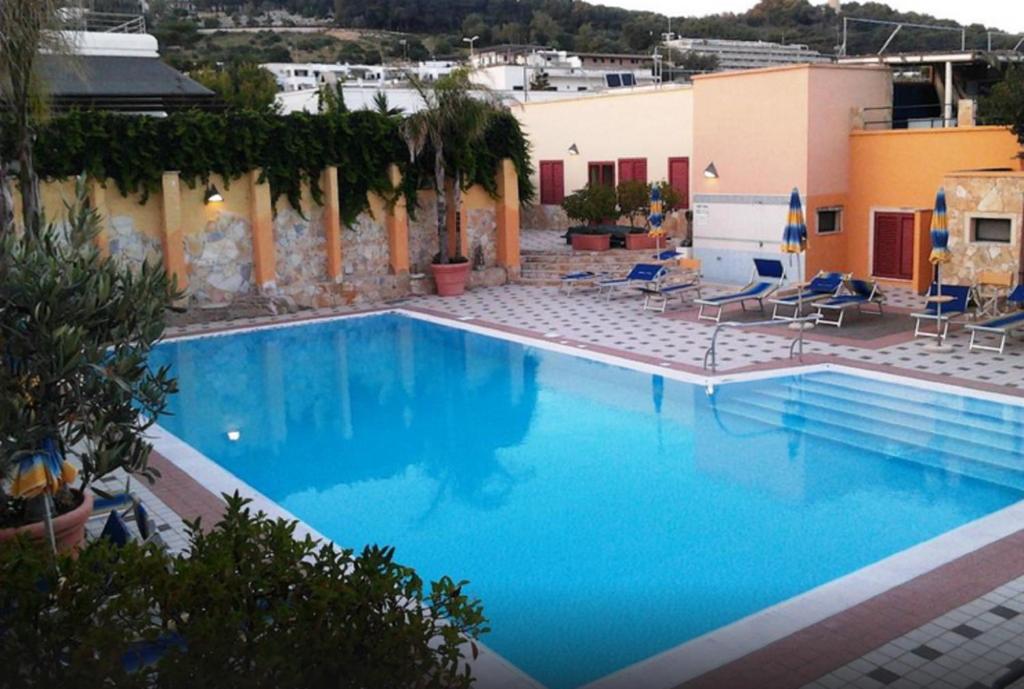 圣凯撒利亚温泉Hotel Le Macine的度假村内的大型蓝色海水游泳池