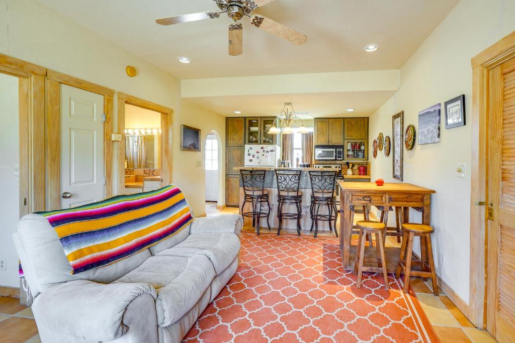 特灵瓜Vibrant Terlingua Vacation Rental Near Big Bend!的带沙发的客厅和厨房