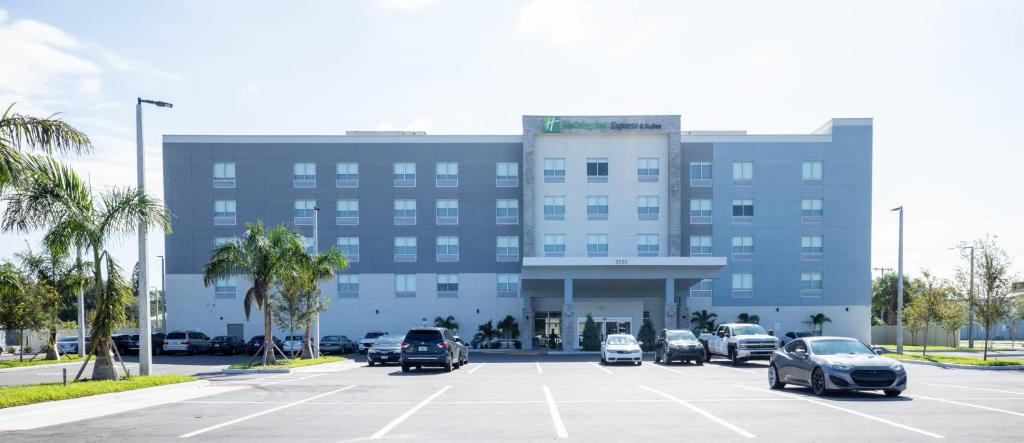 坦帕Holiday Inn Express & Suites Tampa Stadium - Airport Area, an IHG Hotel的停车场,停车场停在大楼前