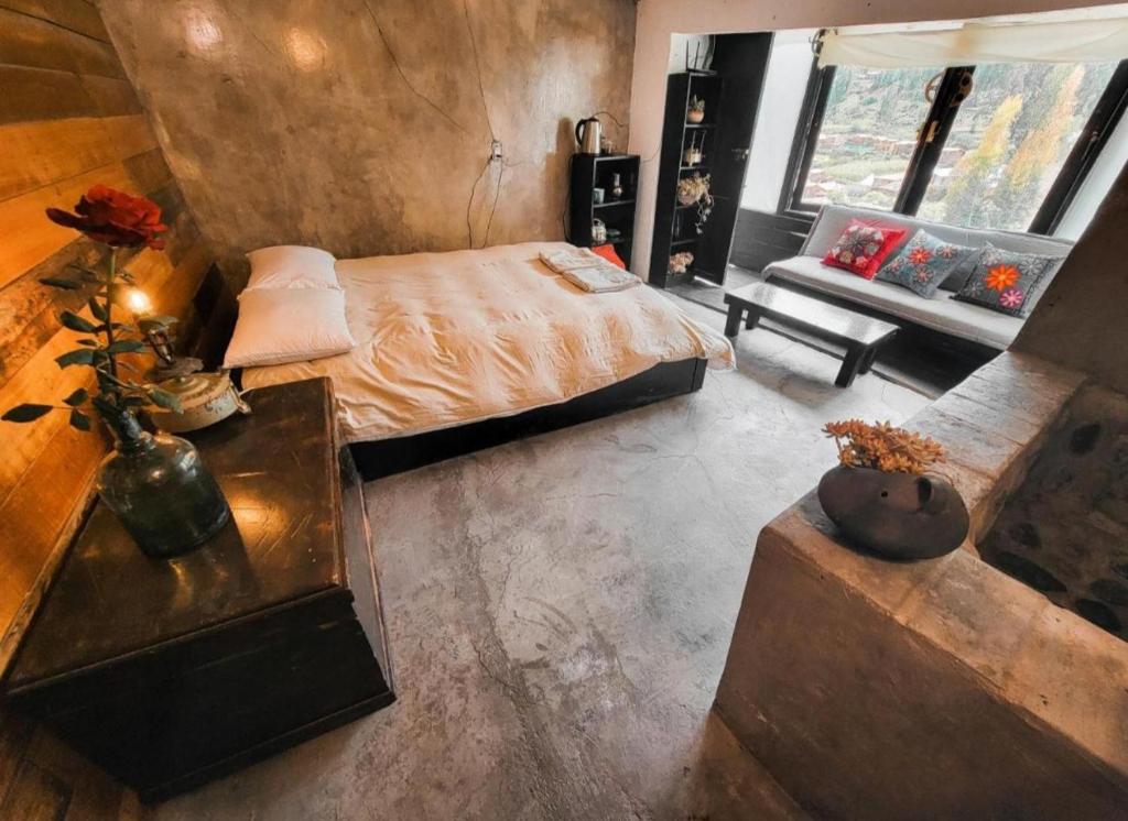 皮萨克Wolf Totem Studio Loft的一间卧室配有一张床和一个沙发