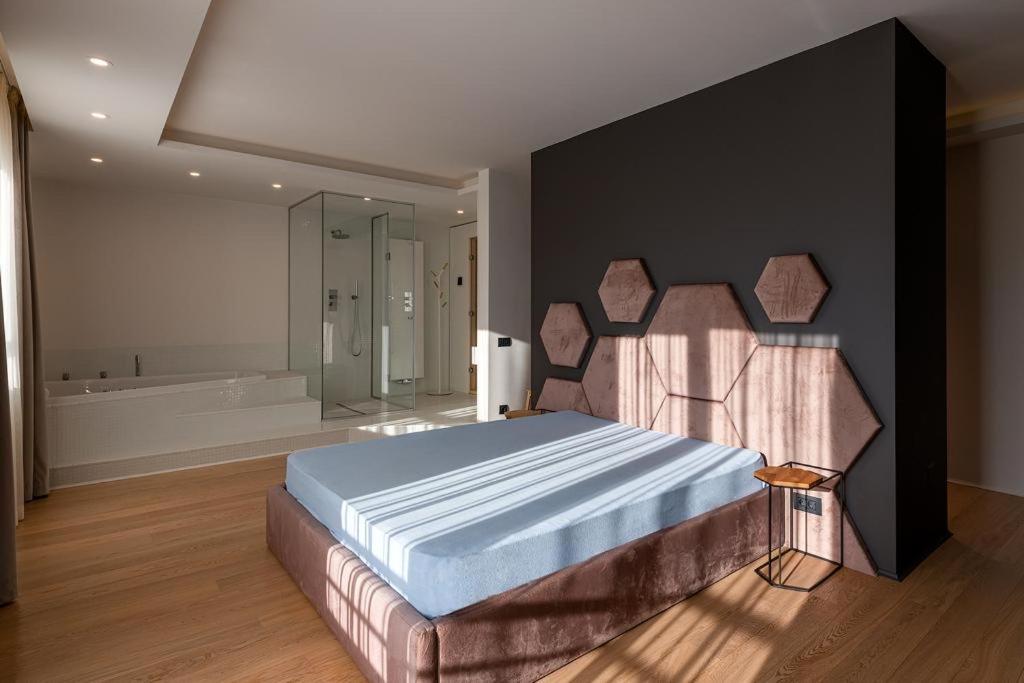克卢日-纳波卡Sauna&Jacuzzi Apartment的一间卧室设有一张大床和一个浴缸