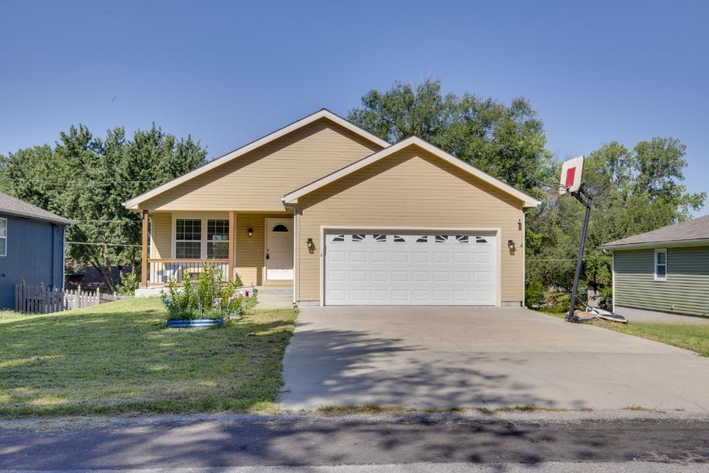 LansingFamily-Friendly Lansing Home with Covered Balcony!的一个带车库和车道的房子