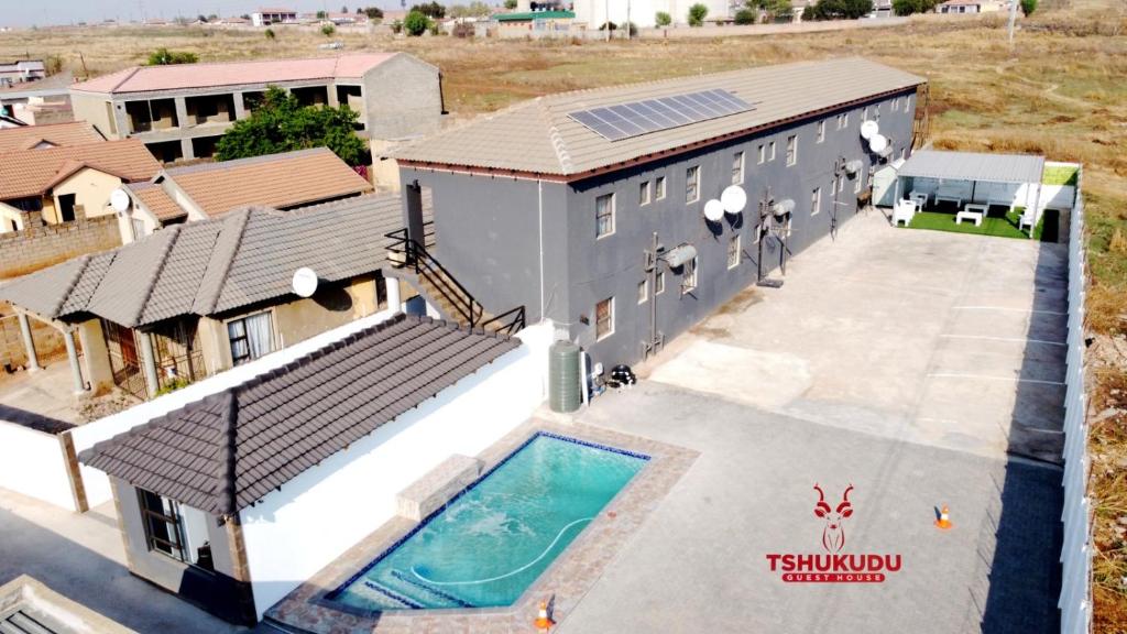 索韦托Tshukudu Guesthouse的享有带游泳池的房屋的空中景致