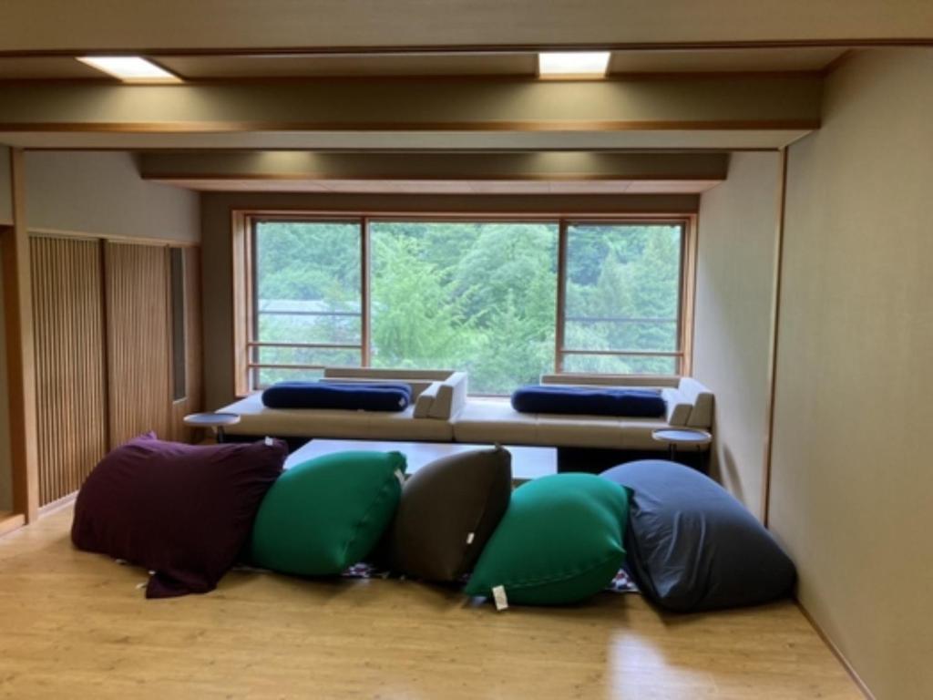 雫石町Oshuku Onsen Choeikan - Vacation STAY 55599v的一间铺有地板并配有多个枕头的客房