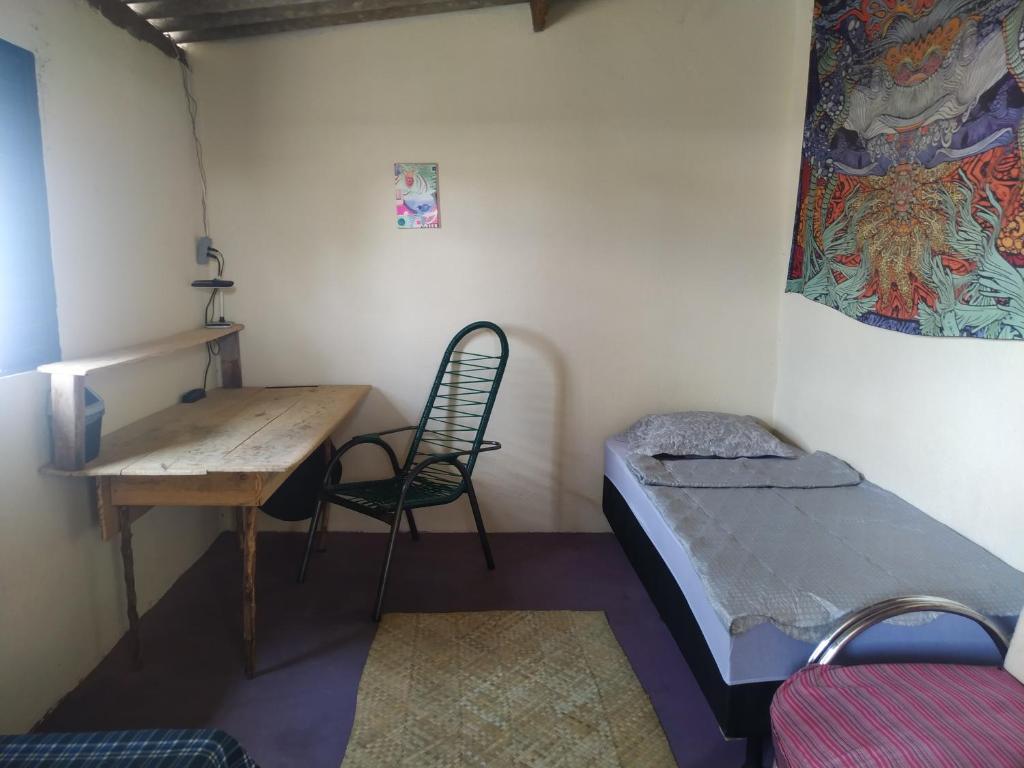 卡瓦坎特Casa Aloe Vera的客房设有书桌、床和桌子。