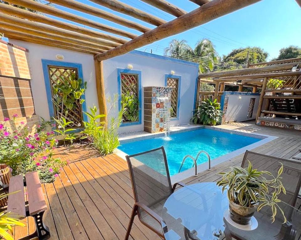 伊利亚贝拉VELINN Pousada Iguana Azul的一座带游泳池和木甲板的房子