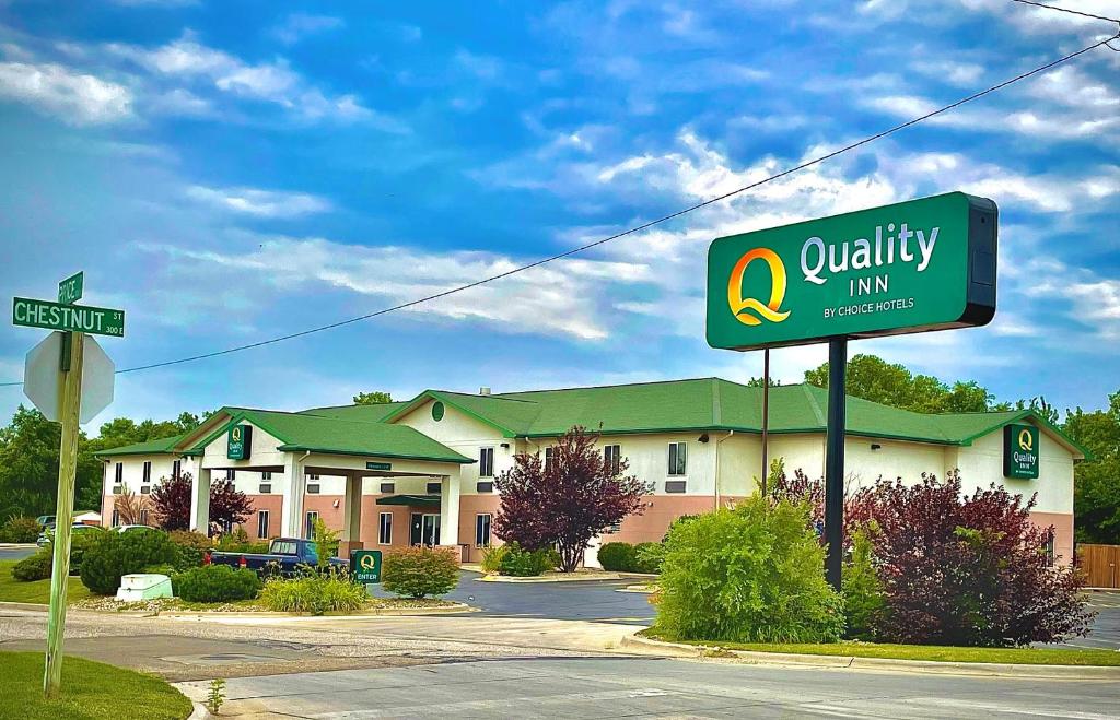 章克申城Quality Inn Junction City near Fort Riley的建筑前的优质旅馆标志