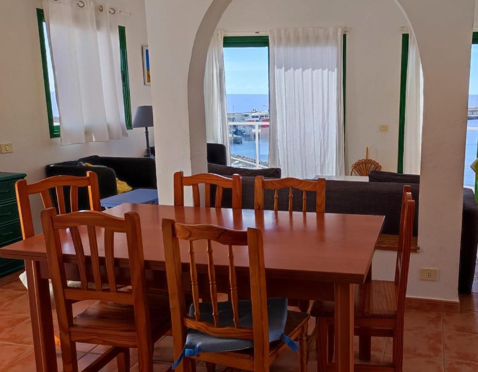Puerto de la EstacaCasa Puerto de la Estaca的一间带木桌和椅子的用餐室