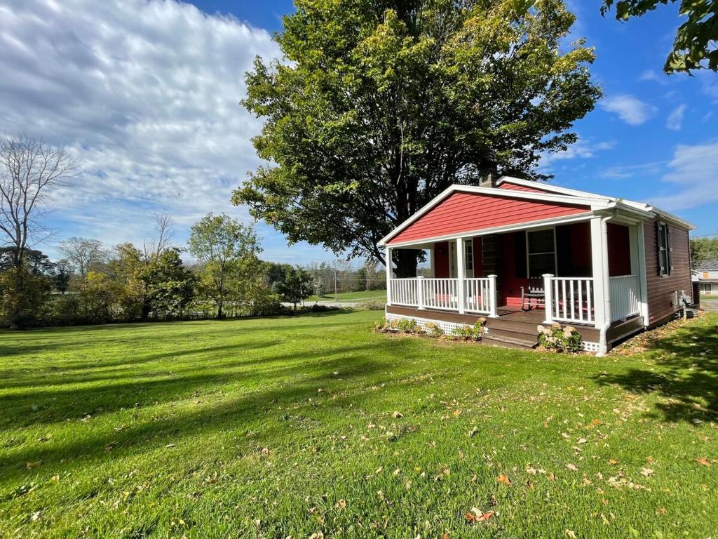 PenfieldCozy Cottage Convenience的田野上带红色屋顶的小房子