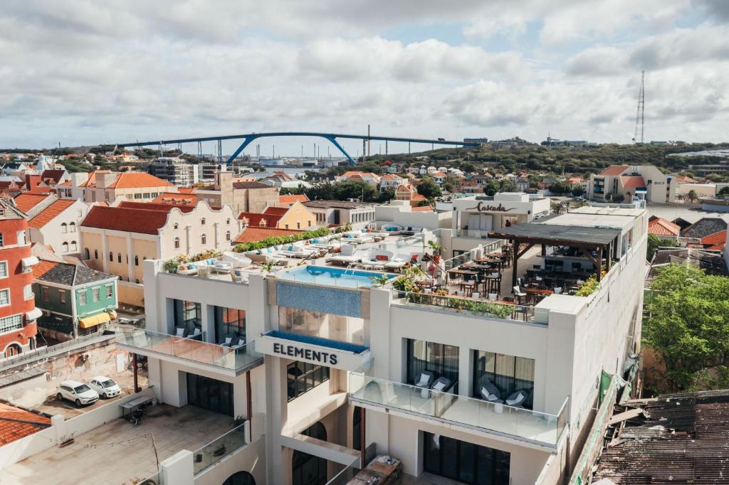 威廉斯塔德Elements Hotel & Shops Curaçao的公寓大楼享有城市美景